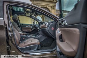 Infiniti Q30 – interior, brown leather front seats