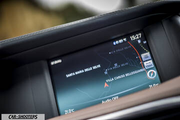 Infiniti Q30 – dashboard, infotainment screen displaying navigation map
