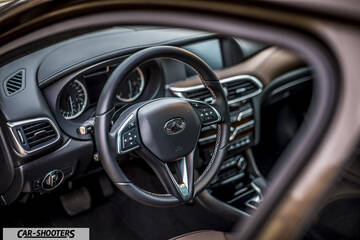 Infiniti Q30 – dashboard, leather steering wheel and dashboard