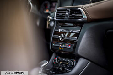 Infiniti Q30 – dashboard, center console with wood trim