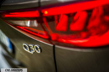 Infiniti Q30 – detail, taillight and badge close-up
