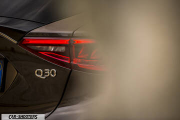 Infiniti Q30 – detail, badge and taillight close-up