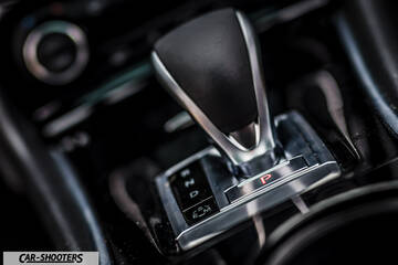 Infiniti Q30 – detail, gear shifter close-up
