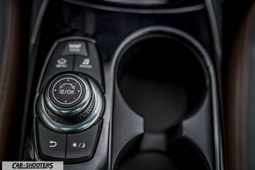 Infiniti Q30 – detail, center console control knob and cup holders