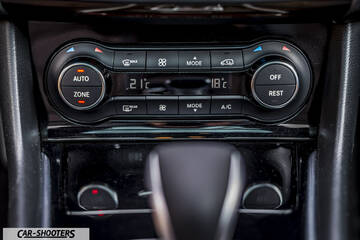Infiniti Q30 – dashboard, climate control panel