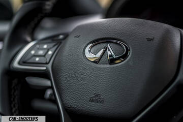 Infiniti Q30 – detail, steering wheel close-up