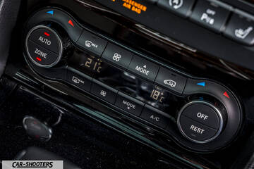Infiniti Q30 – dashboard, climate control panel close-up