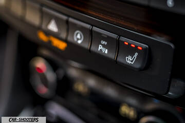 Infiniti Q30 – detail, dashboard control buttons close-up