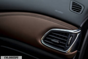 Infiniti Q30 – dashboard, brown leather dashboard with air vent