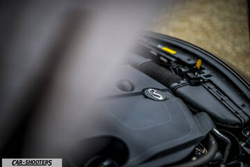 Infiniti Q30 – engine bay, engine cover with logo