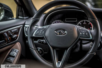Infiniti Q30 – dashboard, leather steering wheel and instrument cluster