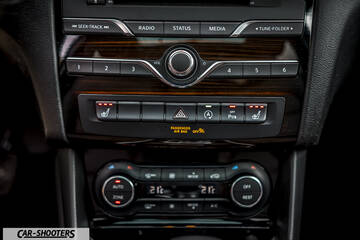 Infiniti Q30 – dashboard, center console with wood trim