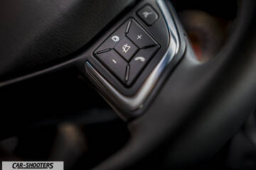 Infiniti Q30 – detail, steering wheel button controls