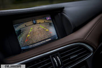 Infiniti Q30 – dashboard, backup camera display on dashboard