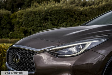 Infiniti Q30 – detail, headlight and grille close-up