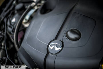 Infiniti Q30 – engine bay, plastic engine cover