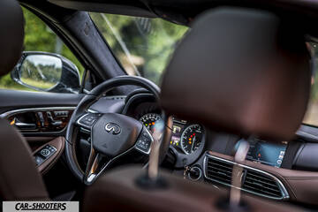 Infiniti Q30 – interior, brown leather front seats