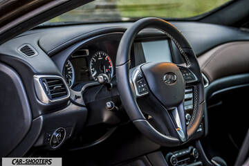 Infiniti Q30 – dashboard, leather wrapped steering wheel