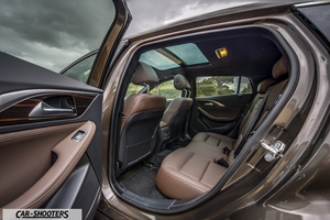 Infiniti Q30 – interior, brown leather rear seats
