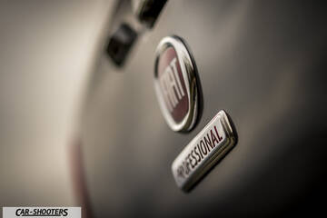 Fiat Professional Fullback – detail, emblem close-up