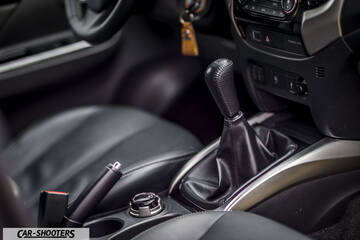 Fiat Professional Fullback – interior, manual gear shifter and center console