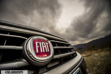 Fiat Professional Fullback – detail, grille badge close-up
