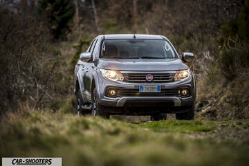 Fiat Professional Fullback – front three-quarter, grey metallic on a dirt road