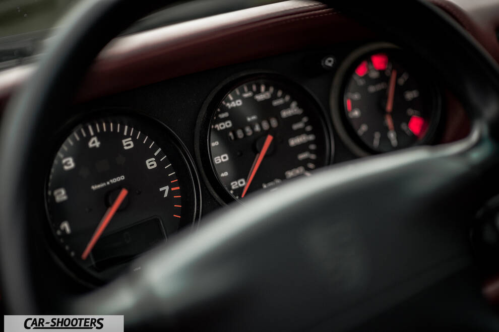 Porsche 993 Carrera 4 – dashboard, analog instrument cluster