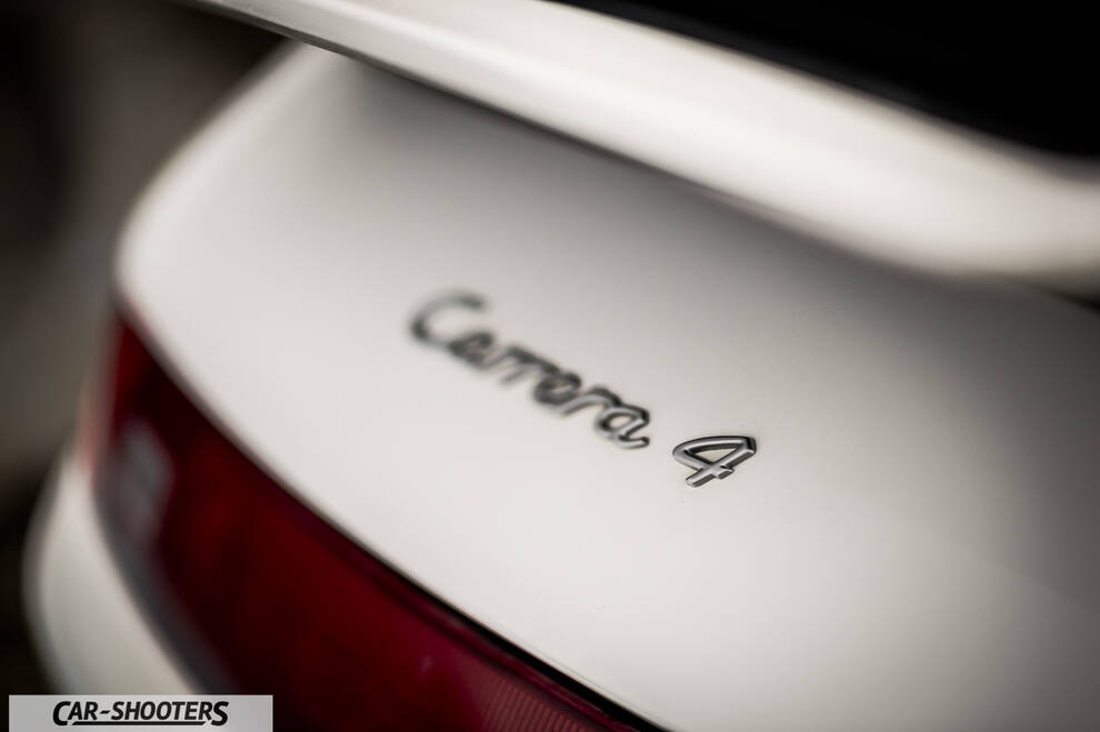 Porsche 993 Carrera 4 – detail, badge close-up