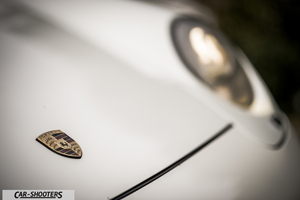 Porsche 993 Carrera 4 – detail, emblem close-up