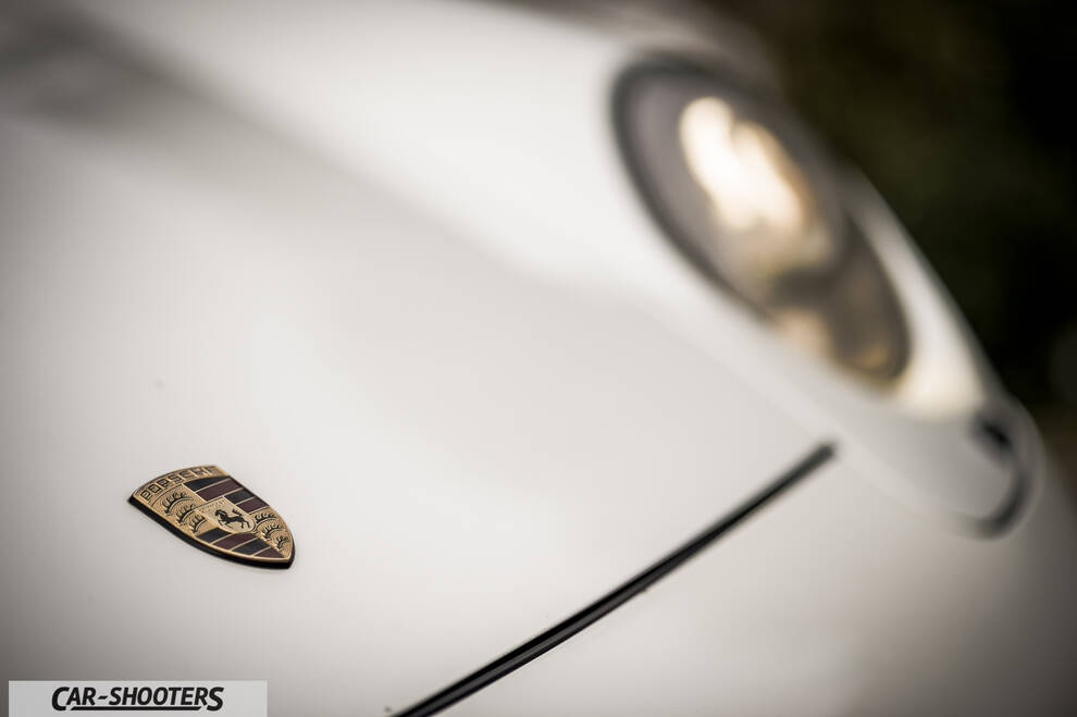 Porsche 993 Carrera 4 – detail, emblem close-up