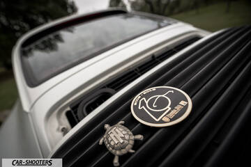 Porsche 993 Carrera 4 – detail, grille badge close-up