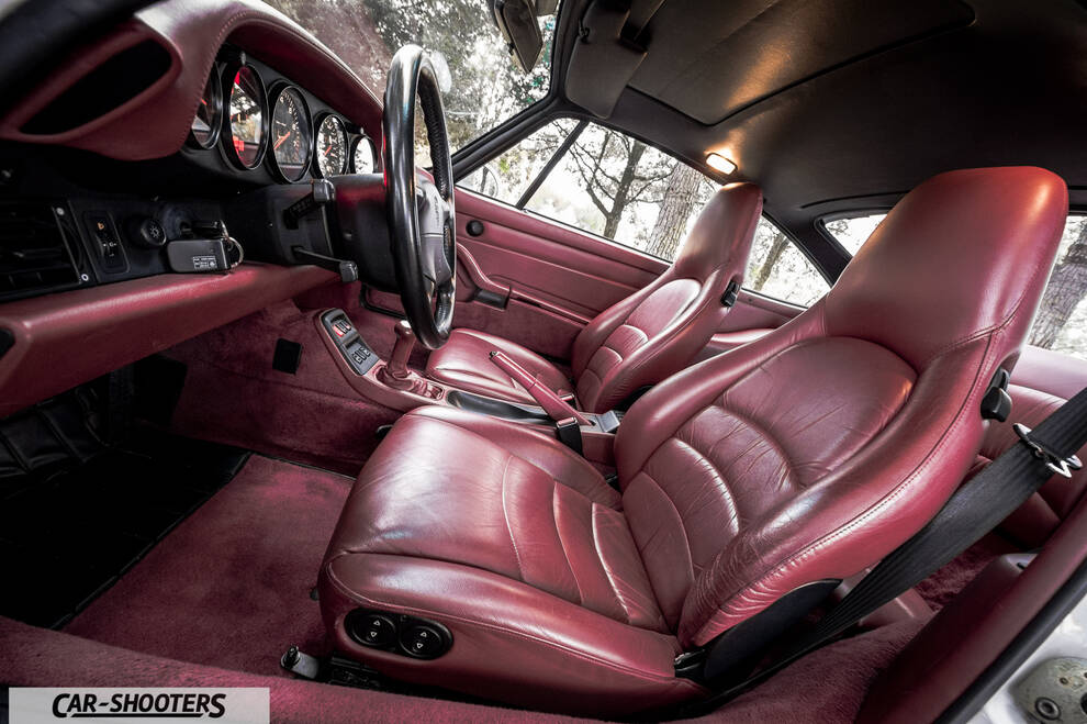Porsche 993 Carrera 4 – interior, red leather front seats
