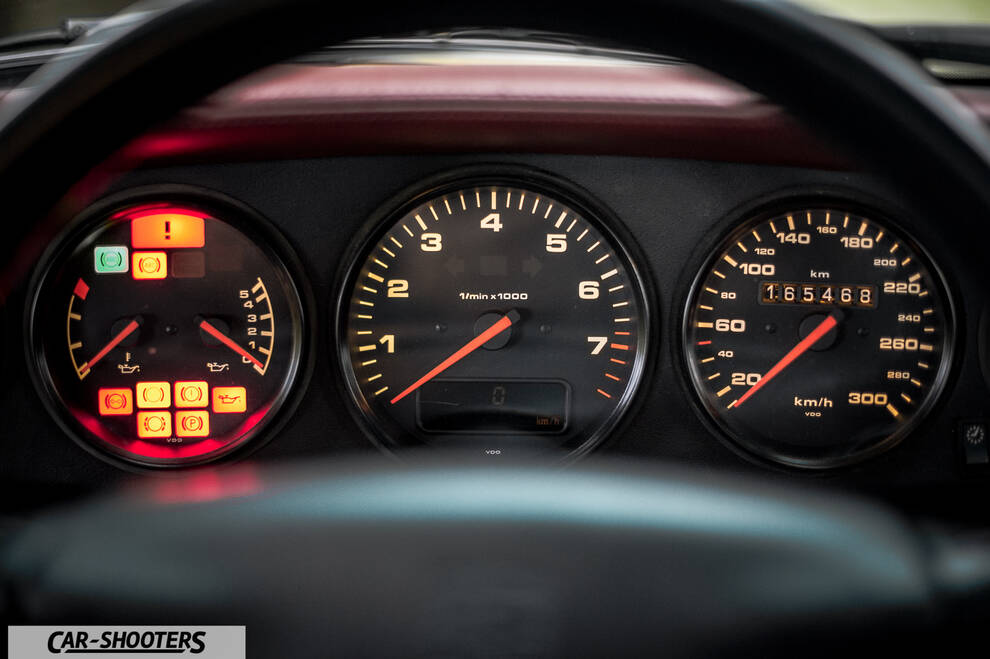 Porsche 993 Carrera 4 – dashboard, illuminated analog instrument cluster