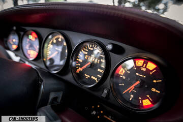 Porsche 993 Carrera 4 – dashboard, classic instrument cluster with analog gauges