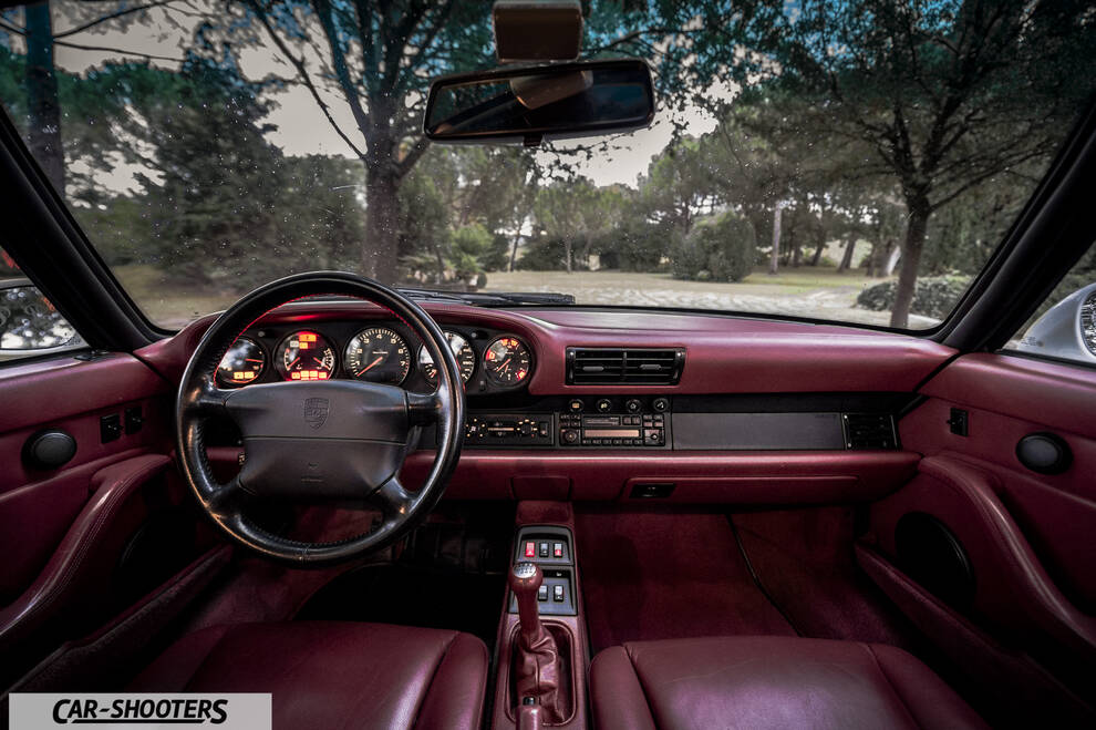 Porsche 993 Carrera 4 – dashboard, red leather interior and steering wheel