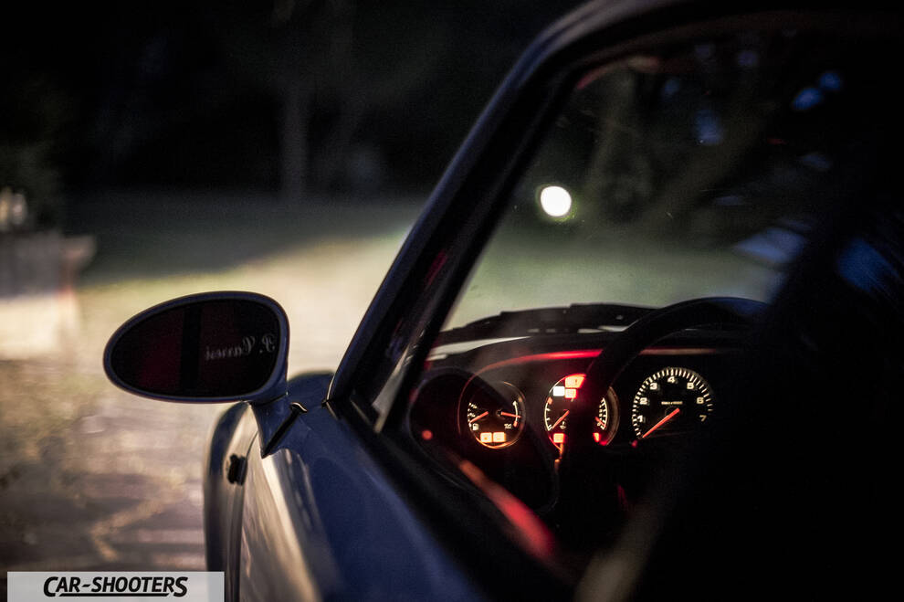 Porsche 993 Carrera 4 – detail, illuminated gauges at night