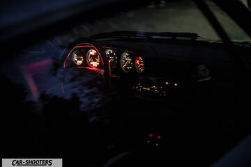 Porsche 993 Carrera 4 – dashboard, analog instrument cluster at night