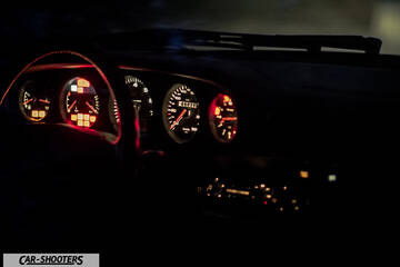 Porsche 993 Carrera 4 – dashboard, illuminated analog instrument cluster at night