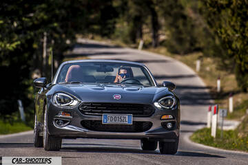 Fiat 124 Spider – front three-quarter, grey metallic on a country road