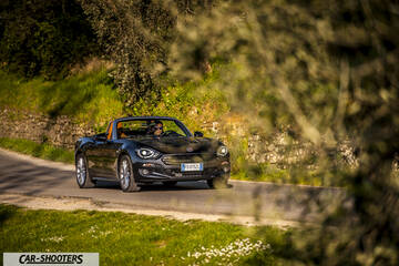 Fiat 124 Spider – front three-quarter, black on a country road