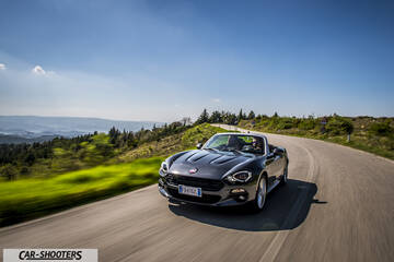 Fiat 124 Spider – front three-quarter, dark grey on a country road