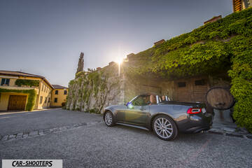 Fiat 124 Spider – rear three-quarter, grey metallic in an Italian village square