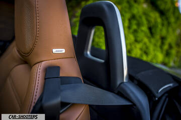 Fiat 124 Spider – interior, brown leather front seats