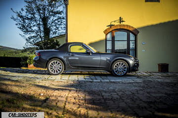 Fiat 124 Spider – side profile, dark grey against a yellow wall