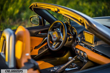Fiat 124 Spider – interior, leather front seats
