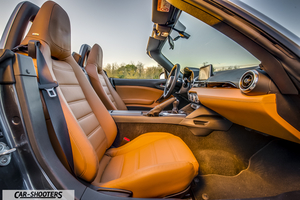 Fiat 124 Spider – interior, brown leather front seats
