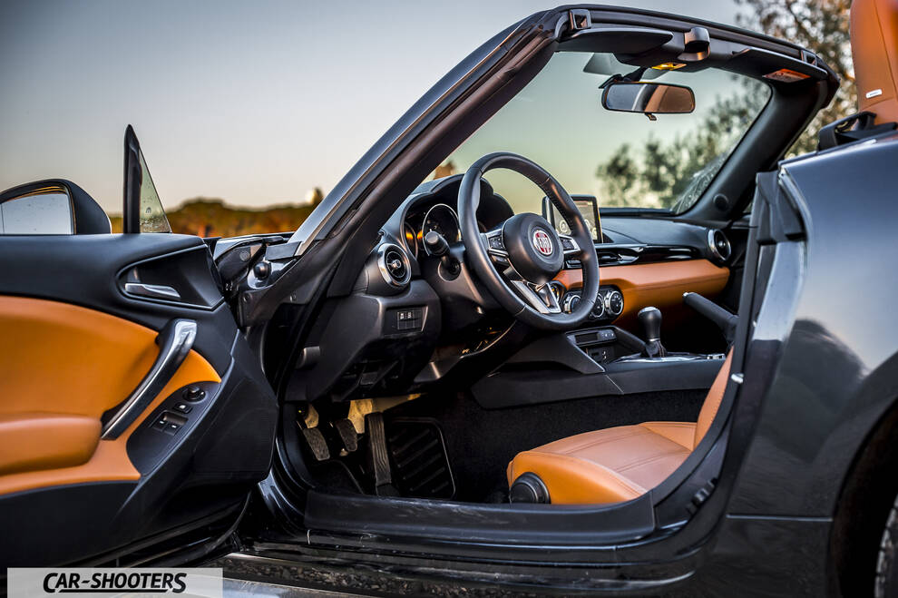 Fiat 124 Spider – interior, orange leather seats and door panels
