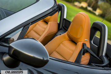 Fiat 124 Spider – interior, tan leather front seats