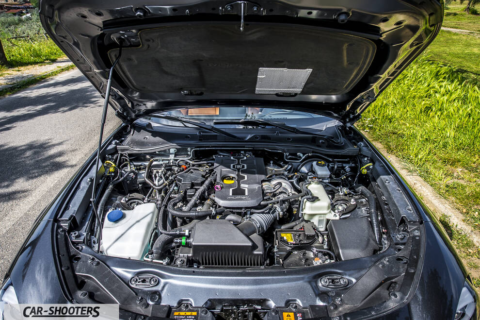 Fiat 124 Spider – engine bay, open hood with engine visible